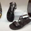 Sandalias de mujer en color marrón, con diseño moderno y tiras cruzadas, ideales para el verano y ocasiones informales.