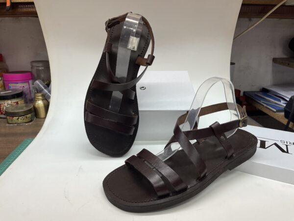 Sandalias de mujer en color marrón, con diseño moderno y tiras cruzadas, ideales para el verano y ocasiones informales.