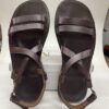 Sandalias de cuero marrón con diseño de tiras cruzadas, ideales para el verano y el uso diario.