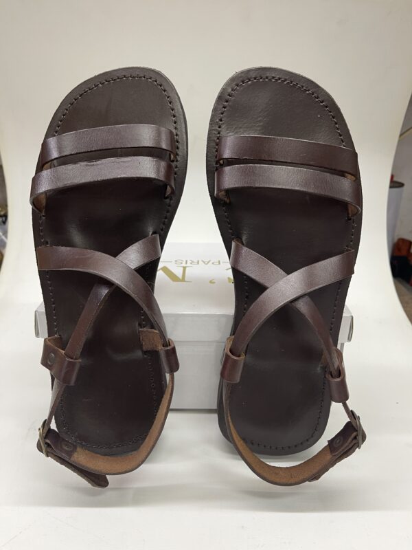Sandalias de cuero marrón con diseño de tiras cruzadas, ideales para el verano y el uso diario.