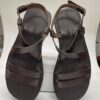 Sandalias marrones de mujer con diseño de tiras, perfectas para el verano y cómodas para el uso diario.