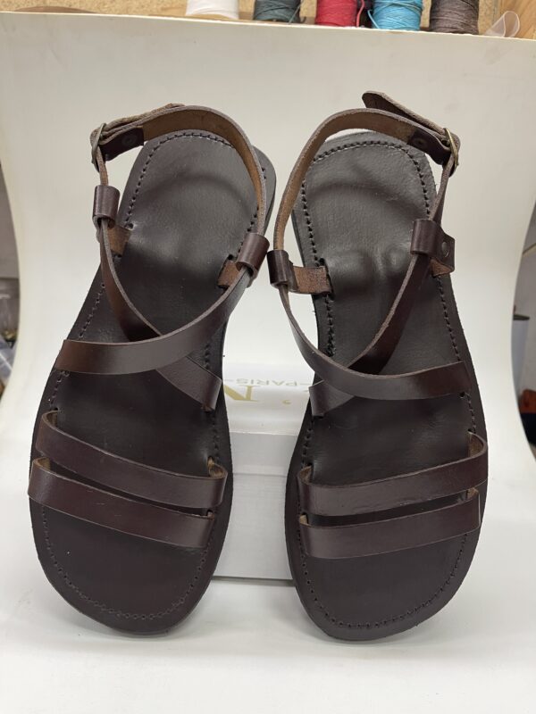 Sandalias marrones de mujer con diseño de tiras, perfectas para el verano y cómodas para el uso diario.