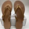 Sandalias de mujer de estilo casual en color marrón, con tiras finas y suela de cuero, presentadas sobre una caja blanca. Ideal para el verano y actividades al aire libre.