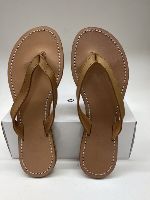 Sandalias de mujer de estilo casual en color marrón, con tiras finas y suela de cuero, presentadas sobre una caja blanca. Ideal para el verano y actividades al aire libre.