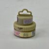 Envase de crema o ungüento de color beige con tapa en forma de asa, mostrando etiquetas informativas en español. Ideal para uso farmacéutico o cosmético.