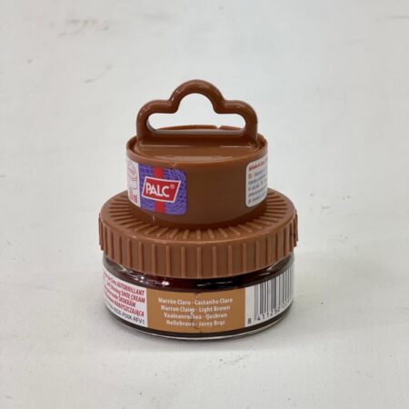 Tarro de crema de cacao con avellanas, con tapa de color marrón y etiqueta visible, ideal para untar en tostadas o como ingrediente en postres.