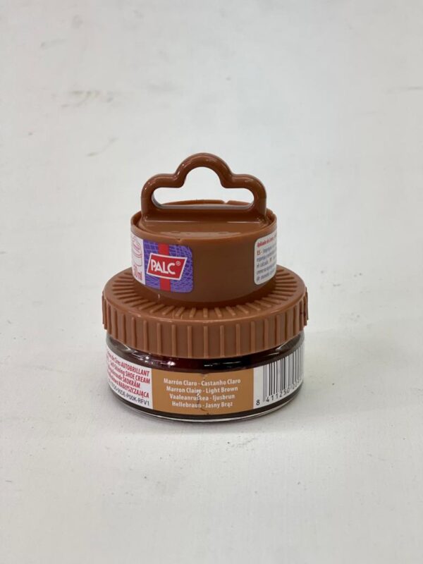 Tarro de crema de cacao con avellanas, con tapa de color marrón y etiqueta visible, ideal para untar en tostadas o como ingrediente en postres.