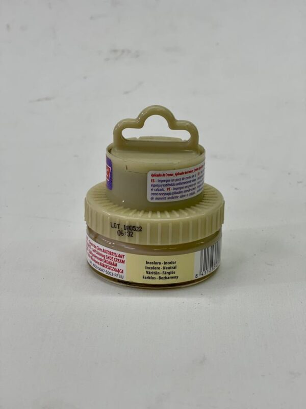 Envase de crema o ungüento de color beige con tapa en forma de asa, mostrando etiquetas informativas en español. Ideal para uso farmacéutico o cosmético.